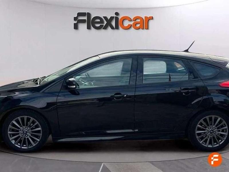 Usado Ford Focus ST-Line 125 CV (91 kW) 2017 Negro Utilitario