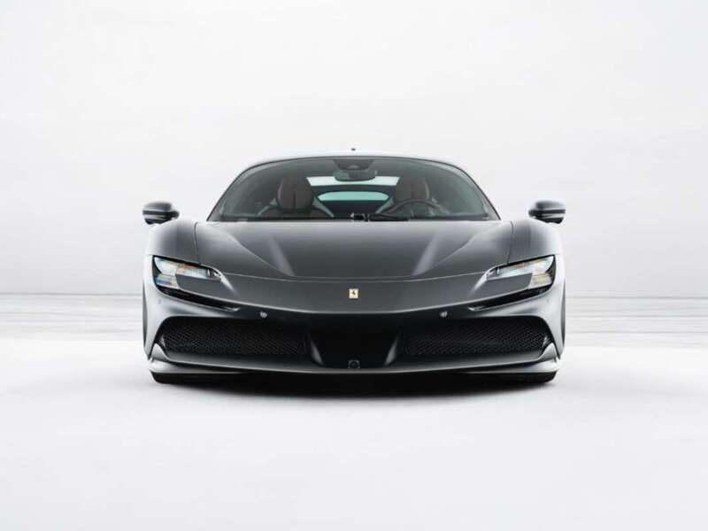 Gris Nuevo 2024 Ferrari SF90 Coupe | 535.000 € - Imagen 1/4