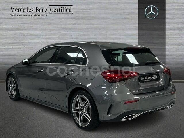 Usado Mercedes A180 AMG line 116 CV (85 kW) 2023 Gris montaña Berlina
