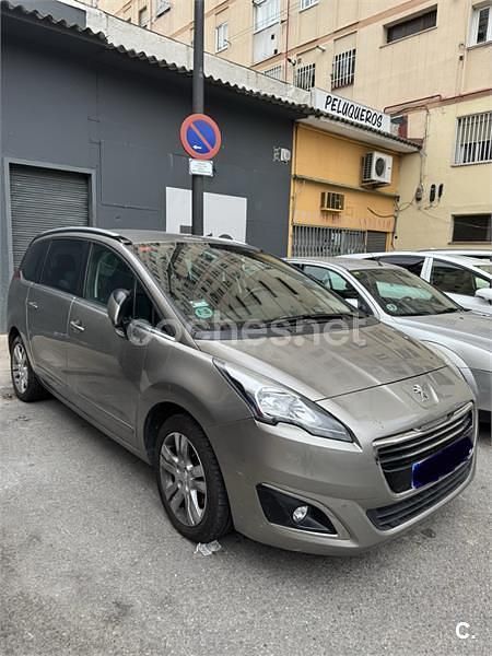 Usado Peugeot 5008 Style 130 CV (95 kW) 2016 Gris / plata Monovolumen
