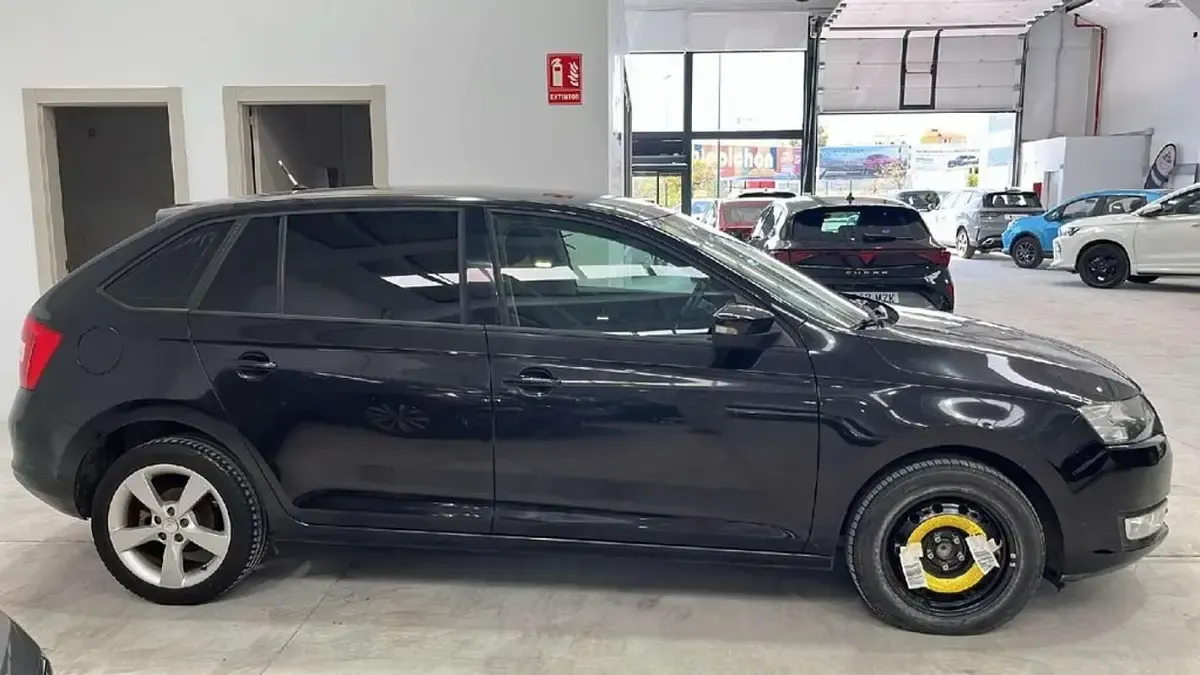 Usado Skoda Rapid Active 110 CV (80 kW) 2015 Negro Utilitario