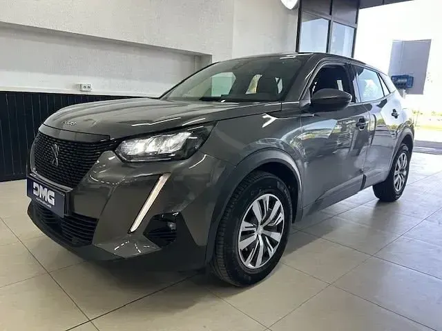 Usado Peugeot 2008 Active 110 CV (80 kW) 2021 Gris / plata SUV
