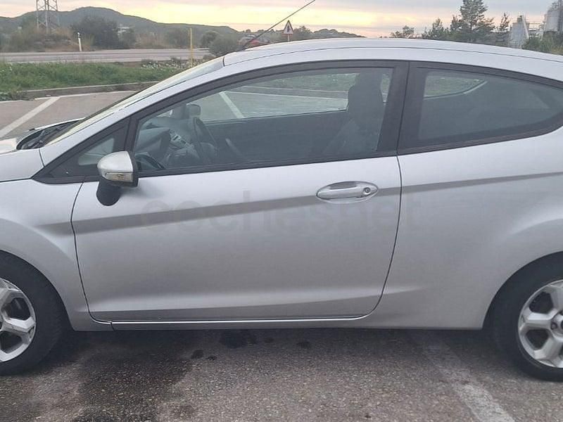 Usado Ford Fiesta Trend 95 CV (69 kW) 2011 Gris / plata Utilitario