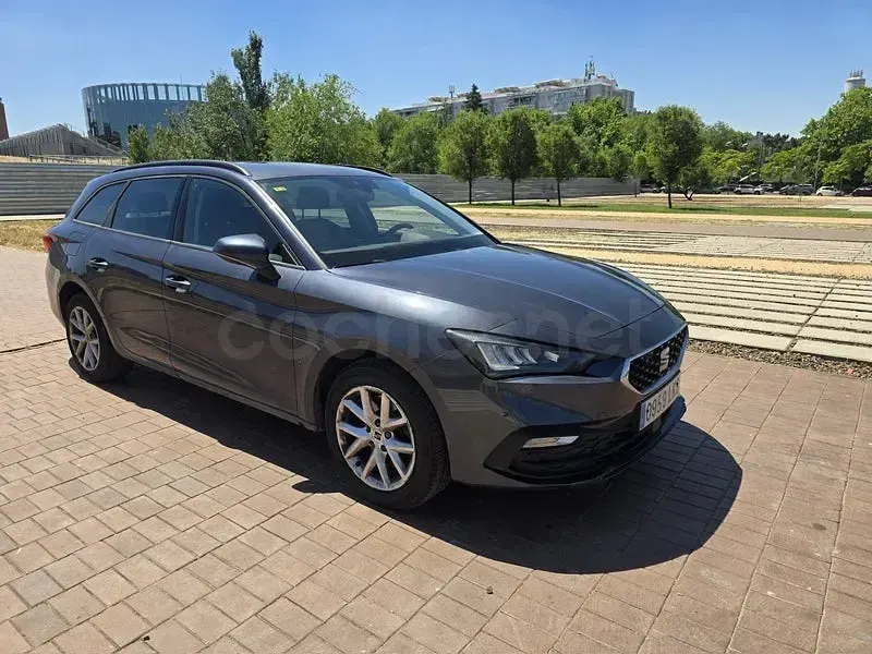 Usado Seat Leon Style 150 CV (110 kW) 2021 Gris / plata Familiar