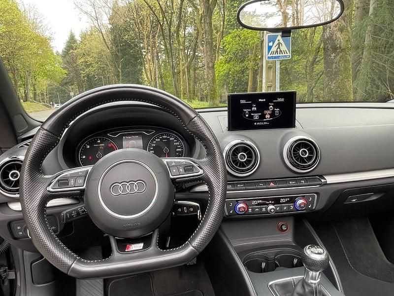 Usado Audi A3 Cabriolet Ambition 150 CV (110 kW) 2015 Gris / plata Descapotable