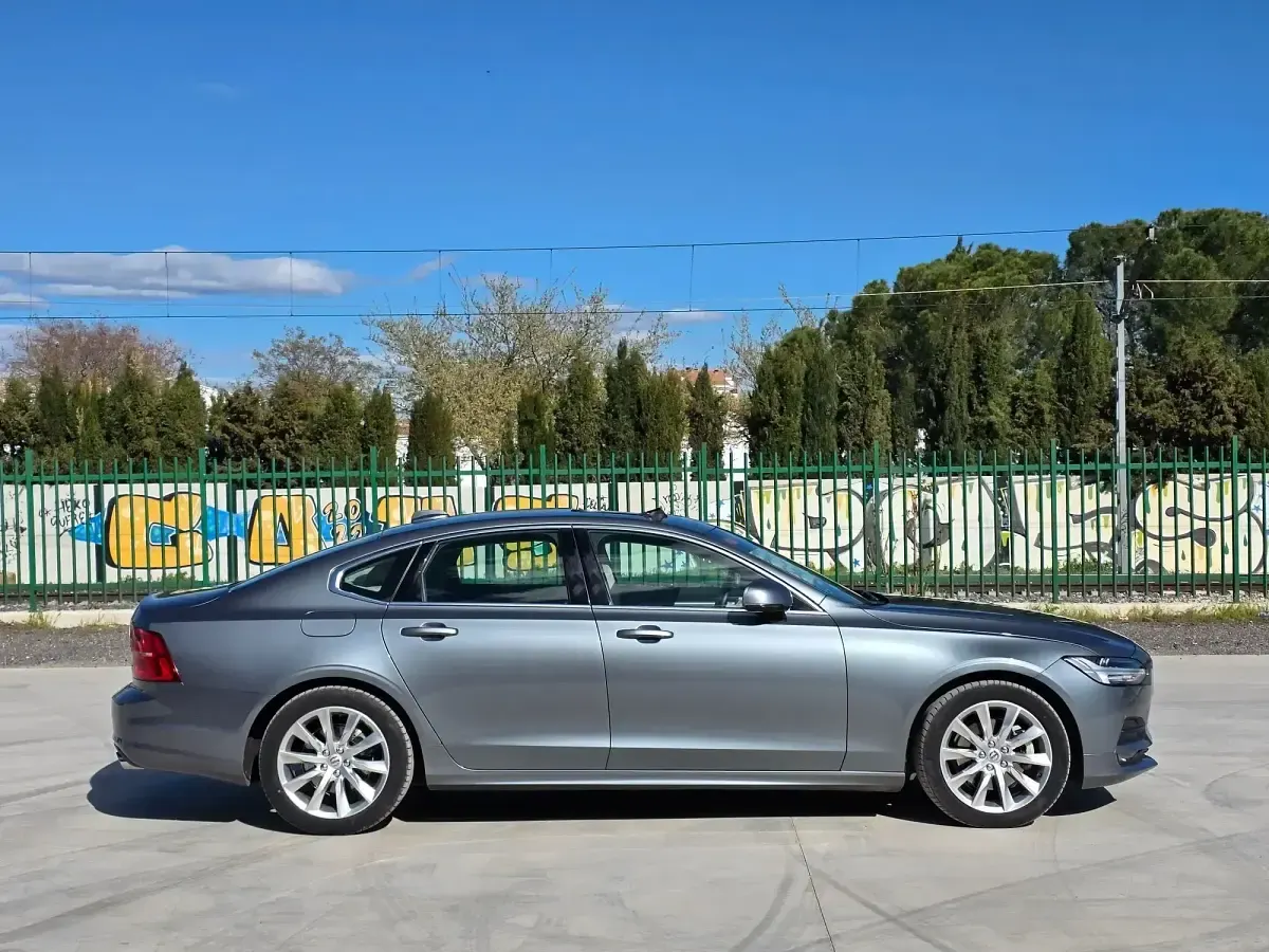Usado Volvo S90 Business Edition 190 CV (139 kW) 2021 Gris / plata Berlina