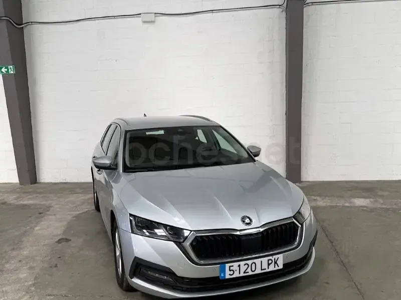 Usado Skoda Octavia Ambition 115 CV (84 kW) 2021 Gris / plata Familiar