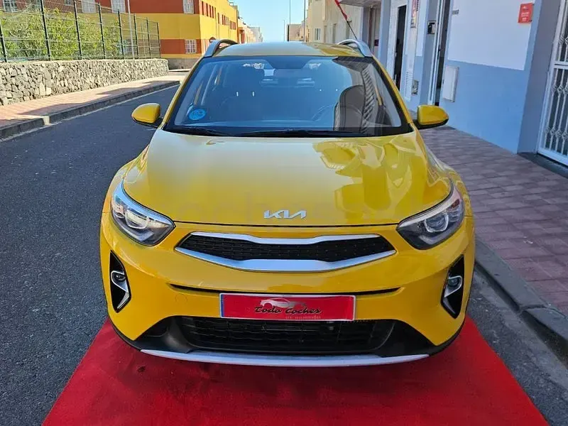 Usado Kia Stonic 100 CV (73 kW) 2022 Amarillo SUV