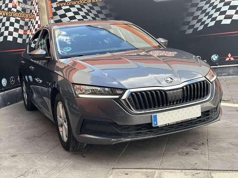 Usado Skoda Octavia Ambition 116 CV (85 kW) 2022 Plateado Utilitario
