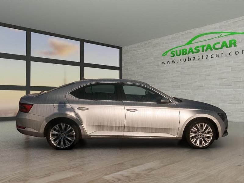 Usado Skoda Superb Style 218 CV (160 kW) 2021 Gris plata metalizado Berlina