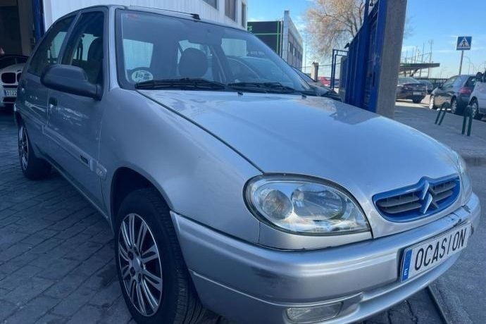 Usado Citroën Saxo 75 CV (55 kW) 2003 Gris Utilitario