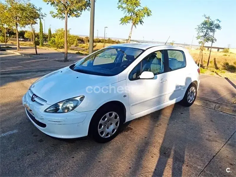 Usado Peugeot 307 90 CV (66 kW) 2004 Blanco Berlina