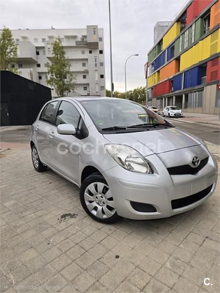 Gris / plata Usado 2011 Toyota Yaris Live Berlina | 4350 € (Precio justo) - Imagen 1/4