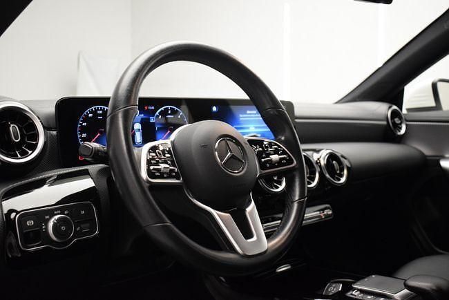 Usado Mercedes CLA200 Shooting Brake 150 CV (110 kW) 2021 Blanco Familiar