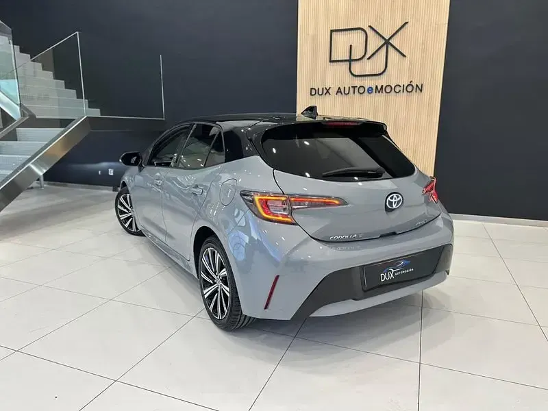 Usado Toyota Corolla Style 122 CV (89 kW) 2022 Gris / plata Berlina