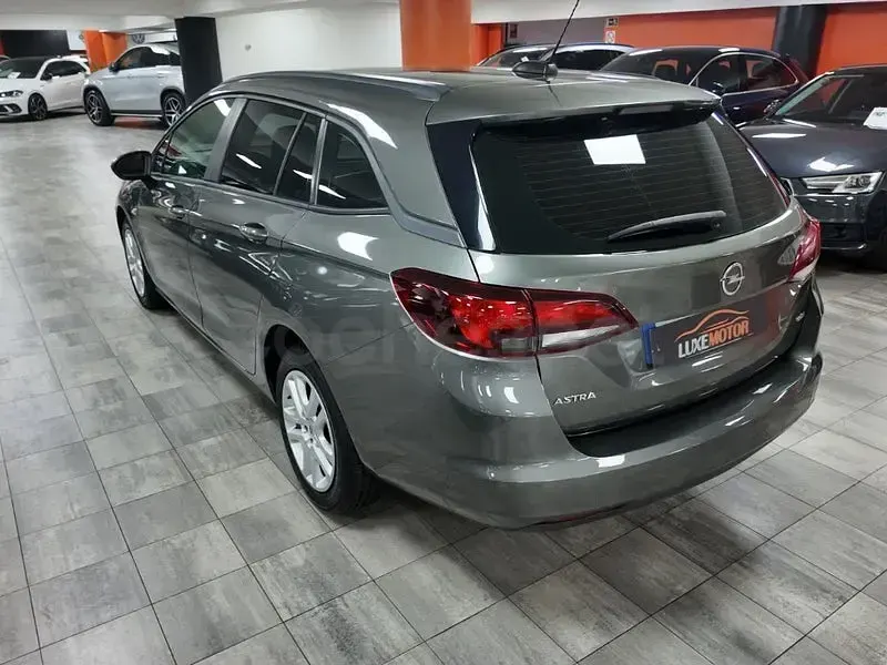 Usado Opel Astra Business 110 CV (80 kW) 2017 Beige Familiar