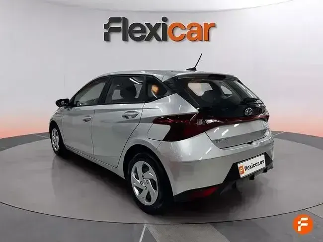 Usado Hyundai i20 84 CV (61 kW) 2021 Gris Utilitario