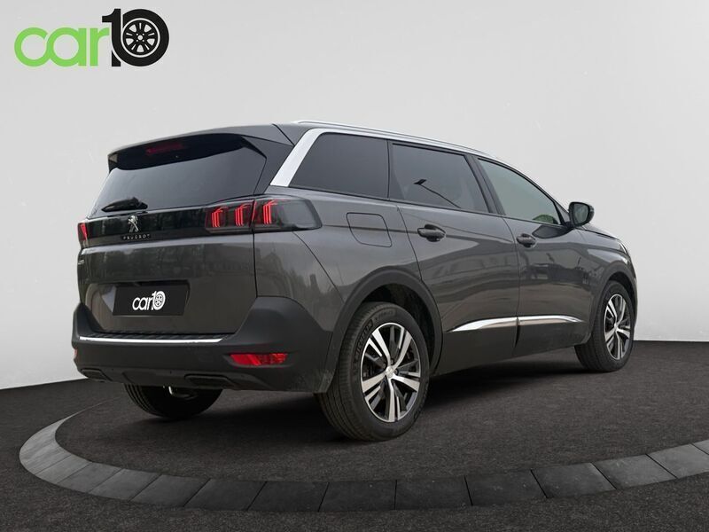 Usado Peugeot 5008 Allure 136 CV (100 kW) 2024 Gris / plata Monovolumen