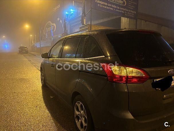 Usado Ford Grand C-Max Trend 115 CV (84 kW) 2011 Gris / plata Monovolumen