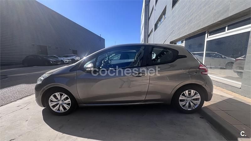 Usado Peugeot 208 Active 68 CV (50 kW) 2013 Marrón Utilitario