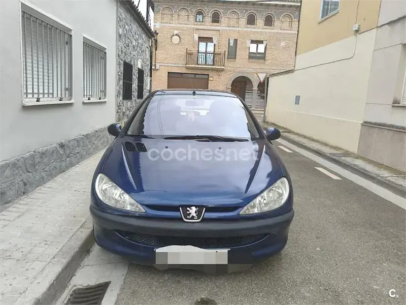 Usado Peugeot 206 70 CV (51 kW) 2003 Azul Berlina