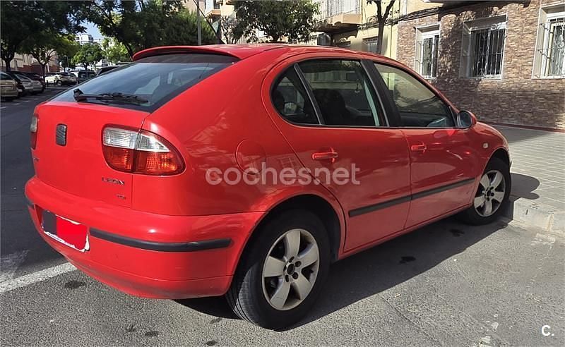 Usado Seat Leon 90 CV (66 kW) 2003 Rojo Berlina