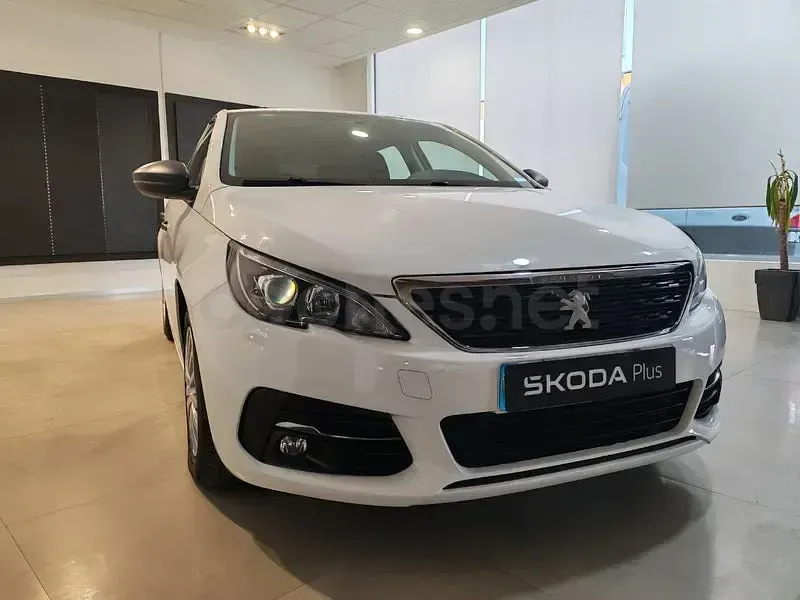 Usado Peugeot 308 Access 100 CV (73 kW) 2018 Blanco Berlina