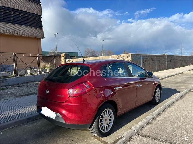 Usado Fiat Bravo Dynamic 120 CV (88 kW) 2008 Granate Utilitario