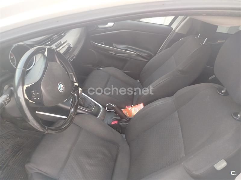 Blanco Usado 2011 Alfa Romeo Giulietta Distinctive Utilitario | 2800 € (Caro) - Imagen 1/4