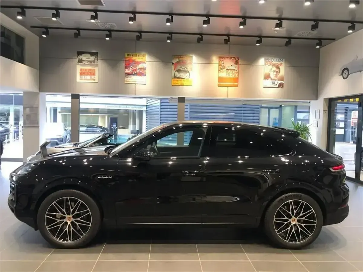 Usado Porsche Cayenne E-Hybrid 470 CV (345 kW) 2025 Negro SUV
