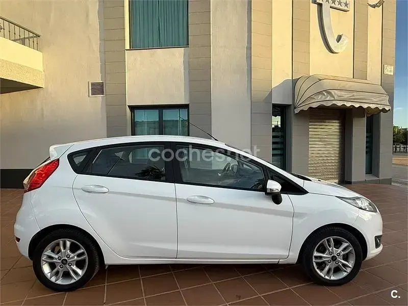 Usado Ford Fiesta Trend 75 CV (55 kW) 2016 Blanco Utilitario
