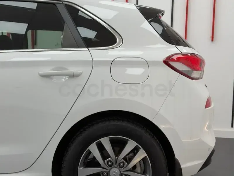 Usado Hyundai i30 120 CV (88 kW) 2020 Blanco Berlina