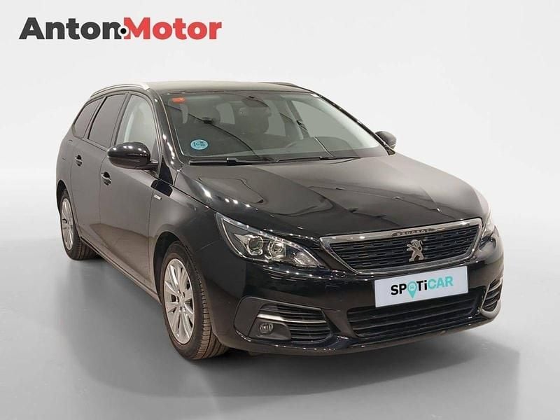 Usado Peugeot 308 SW Style 130 CV (95 kW) 2020 Negro Familiar