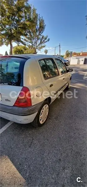 Usado Renault Clio 75 CV (55 kW) 1999 Gris / plata Berlina