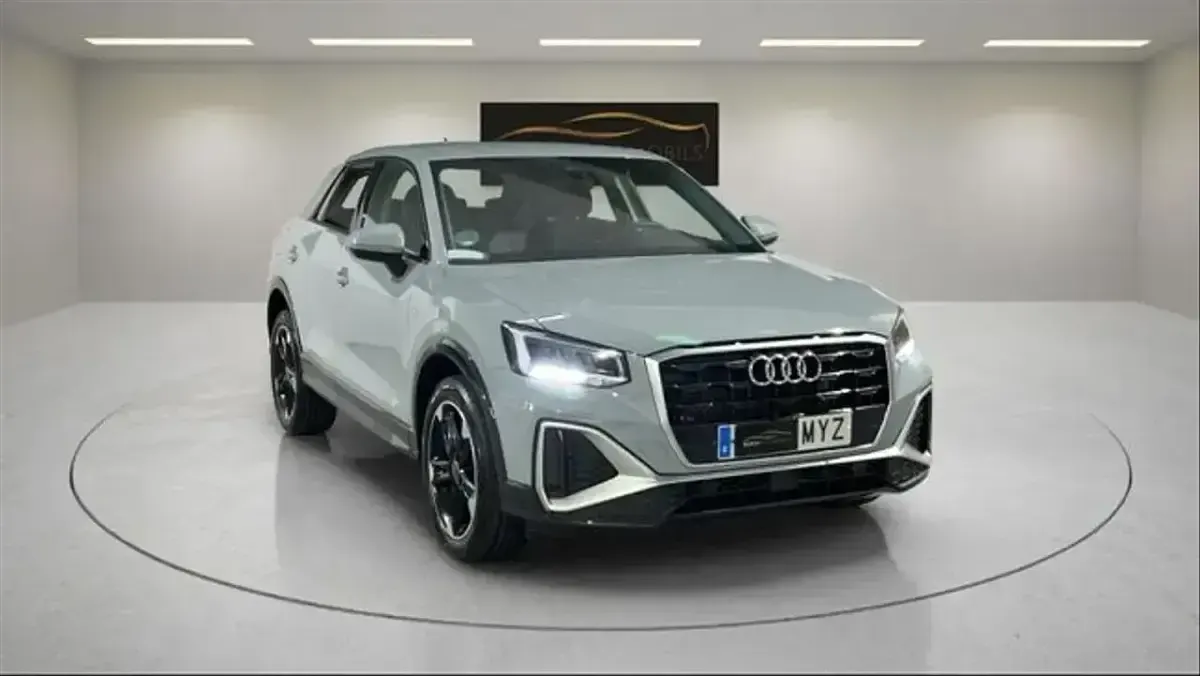 Usado Audi Q2 Black Edition 116 CV (85 kW) 2025 Gris / plata SUV