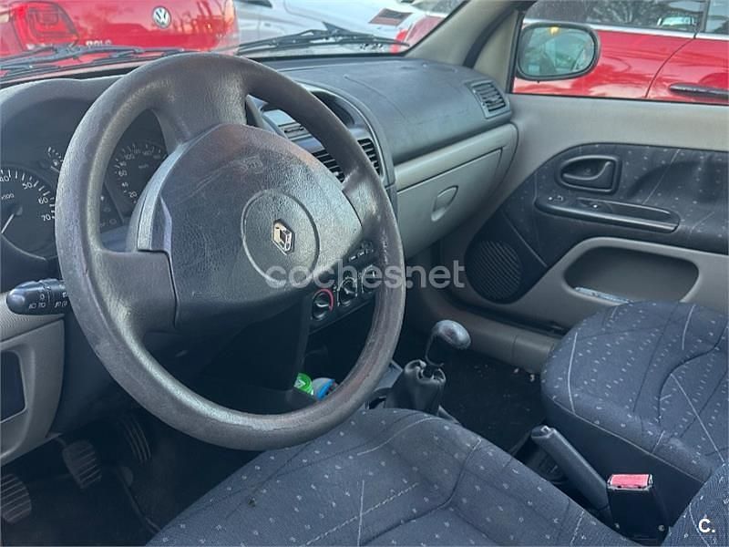Usado Renault Clio II 60 CV (44 kW) 2003 Gris / plata Berlina