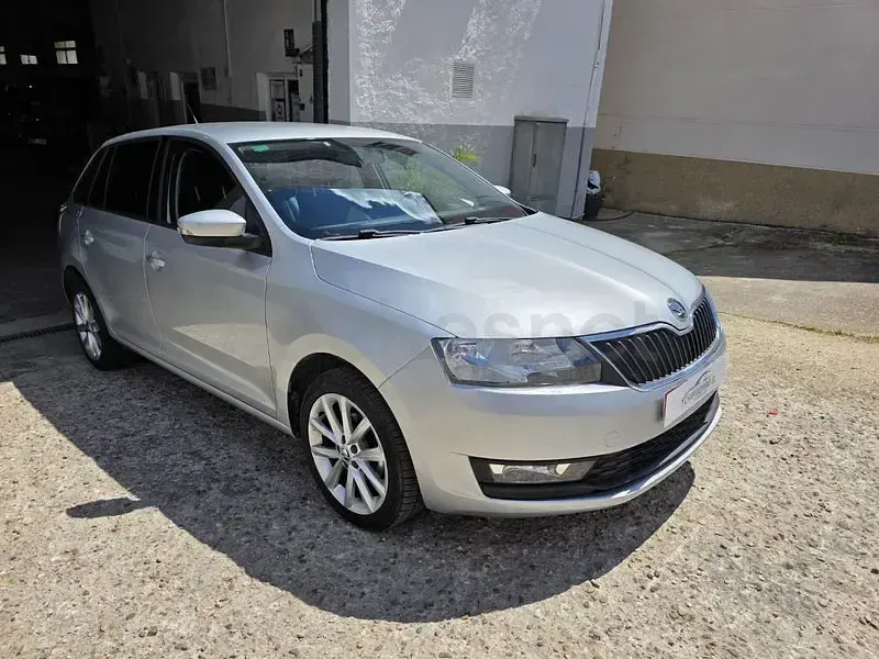 Usado Skoda Rapid Style 90 CV (66 kW) 2018 Gris / plata Utilitario