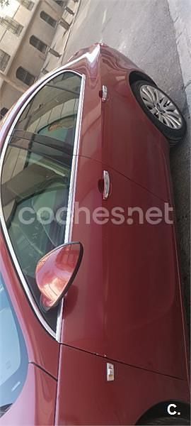Usado Opel Insignia Essentia 140 HP (102 kW) 2010 Vermelho Sedan