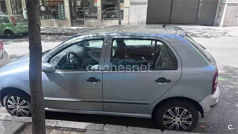 Usado Skoda Fabia Comfort 60 CV (44 kW) 2003 Azul Berlina