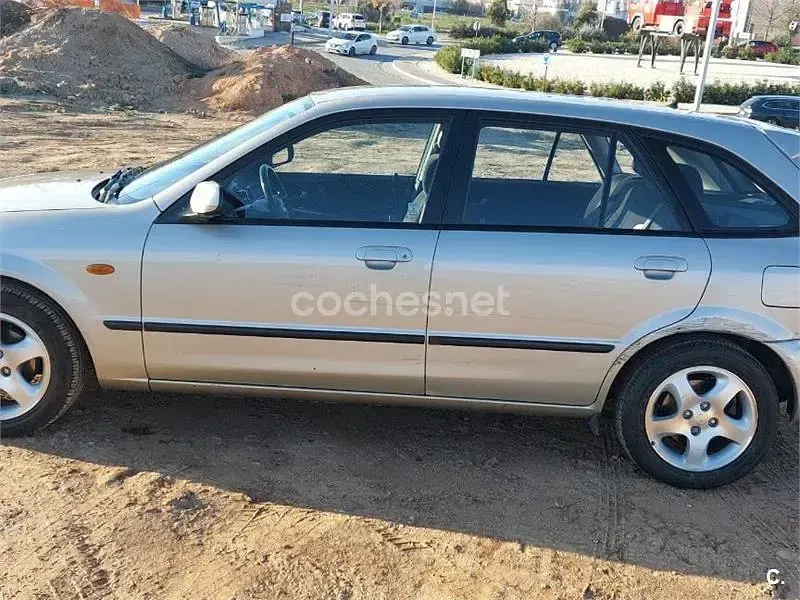 Usado Mazda 323F 115 CV (84 kW) 2000 Beige Berlina