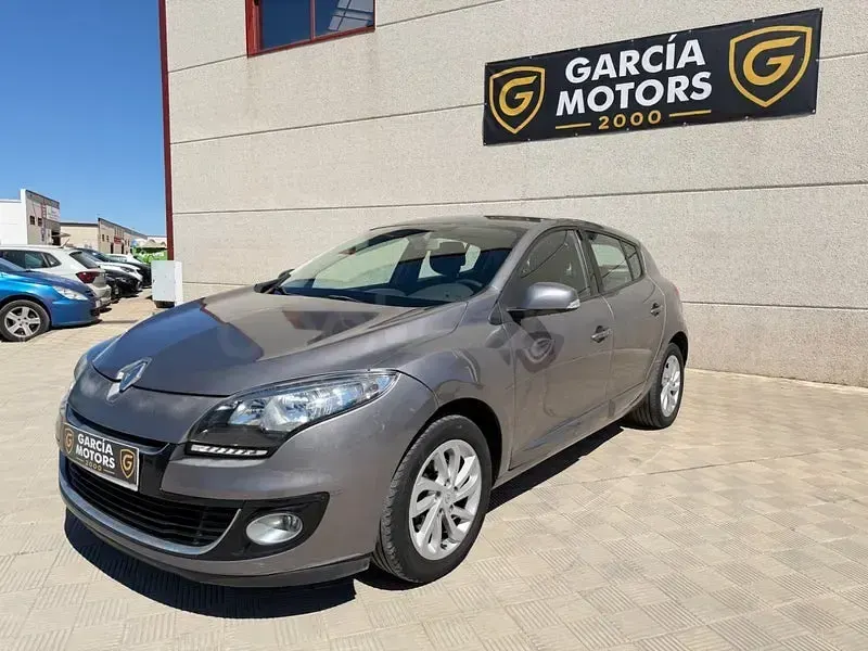 Usado Renault Mégane Bose Edition 110 CV (80 kW) 2013 Marrón Berlina