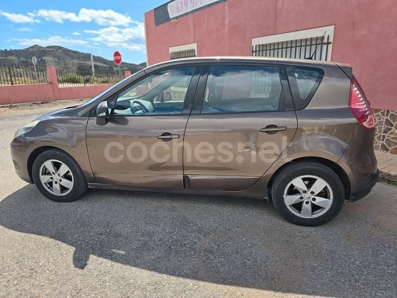 Usado Renault Scénic III Dynamique 130 CV (95 kW) 2011 Marrón Monovolumen