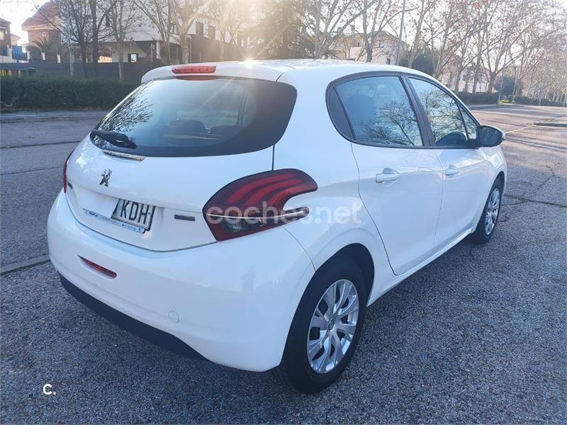 Usado Peugeot 208 Active 82 CV (60 kW) 2017 Blanco Utilitario