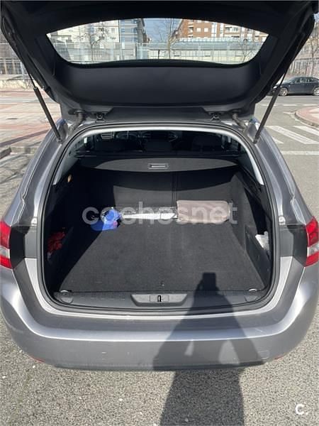 Usado Peugeot 308 SW Active 120 CV (88 kW) 2016 Gris / plata Familiar