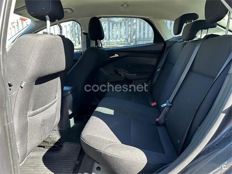 Usado Ford Focus Trend 120 CV (88 kW) 2016 Gris / plata Berlina