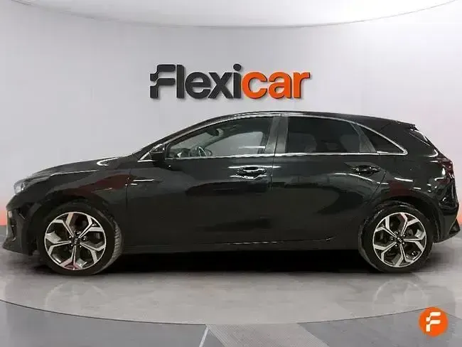 Usado Kia Ceed 136 CV (100 kW) 2021 Negro Utilitario
