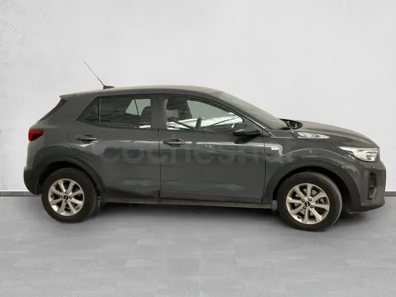 Usado Kia Stonic 84 CV (61 kW) 2023 Gris / plata SUV