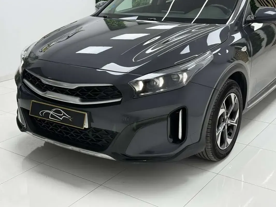 Usado Kia XCeed 136 CV (100 kW) 2023 Gris SUV