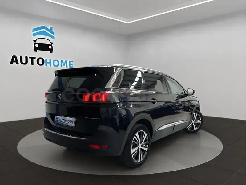 Usado Peugeot 5008 Allure 136 CV (100 kW) 2024 Negro SUV
