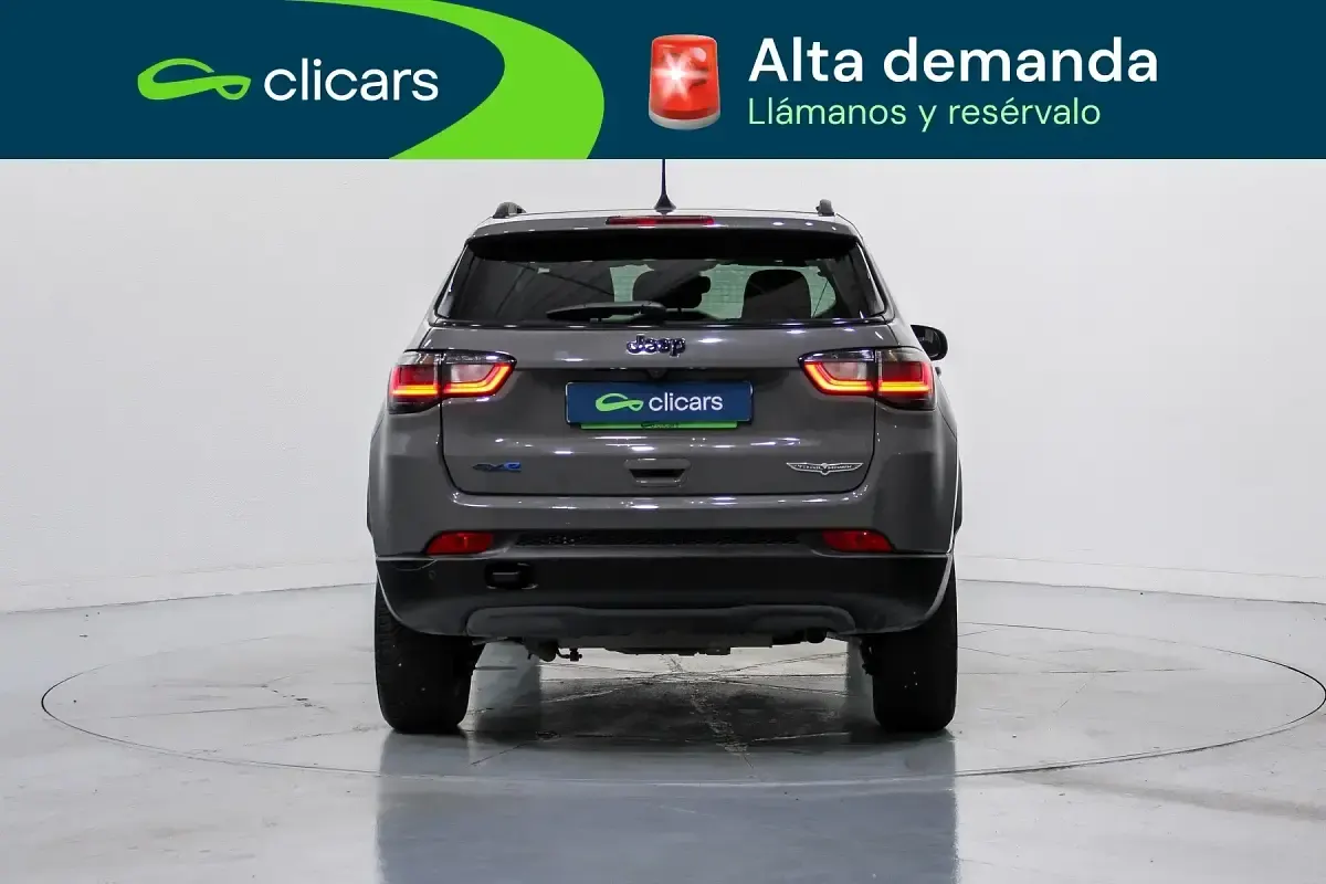 Usado Jeep Compass Trailhawk 240 CV (176 kW) 2024 Gris / plata SUV